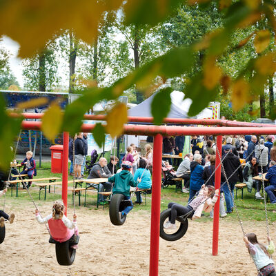 Bild vergr&ouml;&szlig;ern: Herbstzauber 2026 in Velten: Zahlreiche Familien lockte es auf den Abenteuerspielplatz nach Velten S&uuml;d. Das abwechslungsreiche Programm und Angebot machte Lust auf die kommende Jahreszeit.
