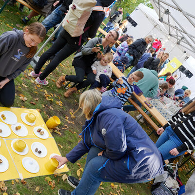 Bild vergr&ouml;&szlig;ern: Herbstzauber 2026 in Velten: Zahlreiche Familien lockte es auf den Abenteuerspielplatz nach Velten S&uuml;d. Das abwechslungsreiche Programm und Angebot machte Lust auf die kommende Jahreszeit.