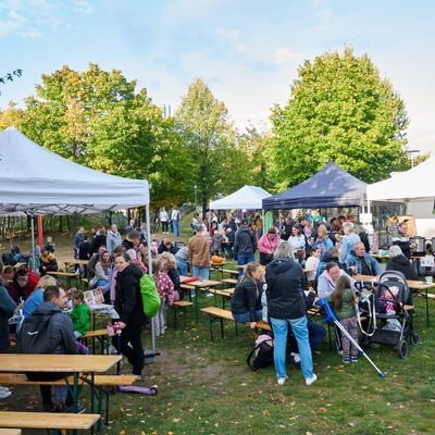 Bild vergr&ouml;&szlig;ern: Herbstzauber 2026 in Velten: Zahlreiche Familien lockte es auf den Abenteuerspielplatz nach Velten S&uuml;d. Das abwechslungsreiche Programm und Angebot machte Lust auf die kommende Jahreszeit.