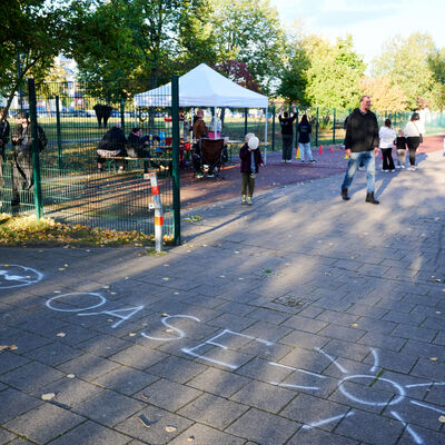Bild vergr&ouml;&szlig;ern: Herbstzauber 2026 in Velten: Zahlreiche Familien lockte es auf den Abenteuerspielplatz nach Velten S&uuml;d. Das abwechslungsreiche Programm und Angebot machte Lust auf die kommende Jahreszeit.