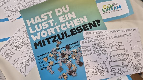 Bild vergr&ouml;&szlig;ern: "Hast du Lust, auf ein W&ouml;rtchen mitzulesen" steht auf einem Plakat. Au&szlig;erdem laden auch Puzzleteile zum Mitmachen ein.