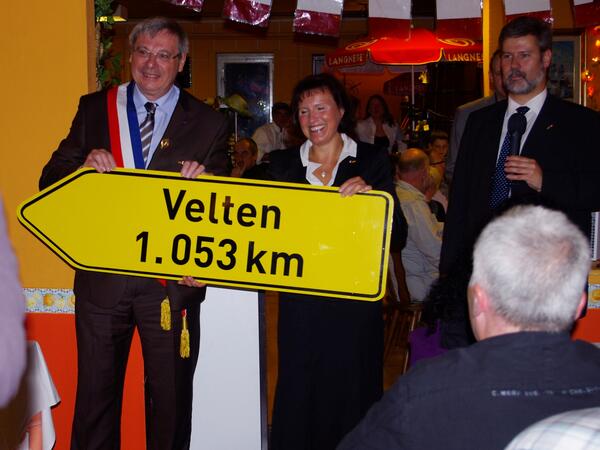 Bild vergrößern: Die Bürgermeister der beiden Partnerstädte enthüllen ein Velten-Schild 2011 in Grand-Couronne.
