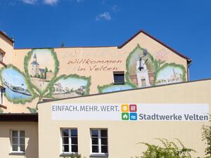 Bild vergr&ouml;&szlig;ern: Gestaltete Fassade der Stadtwerke Velten