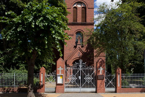 Bild vergrößern: Das Eingangstor zur katholischen Kirche.