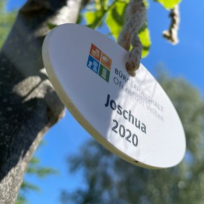 Ein Vorschlag aus dem Bürgerhaushalt 2019/20: Bäume für Neugeborene mit Plakette.