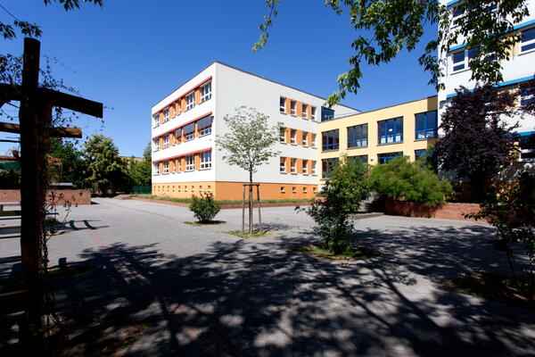 Bild vergrößern: Die Löwenzahn Grundschule in Velten Süd vom Schulhof aus.