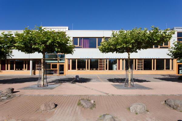 Bild vergrößern: Die Fassade des Hedwig-Bollhagen-Gymmasium mit Holz und Beton-Optik.