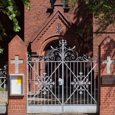 Bild vergrößern: Der Eingang der katholischen Kirche St. Joseph.