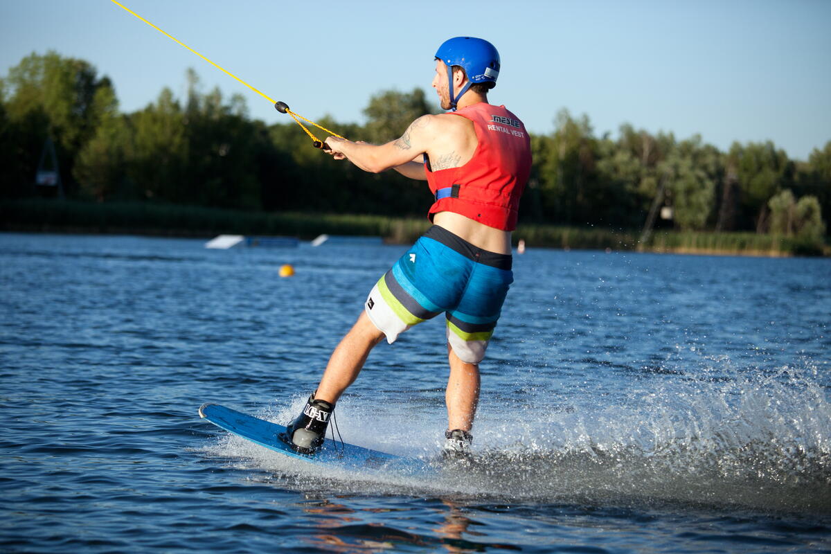 Bild vergrößern: Wasserski oder Wakeboard - Die Wasserski-Seilbahn lockt an den Bernsteinsee.