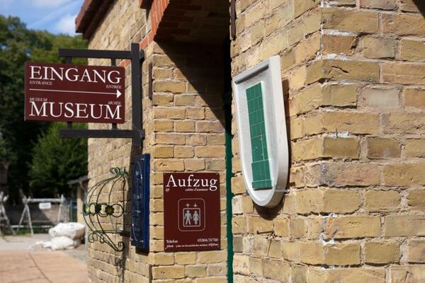 Bild vergr&ouml;&szlig;ern: Der Eingang des Ofen- und Keramikmuseums.