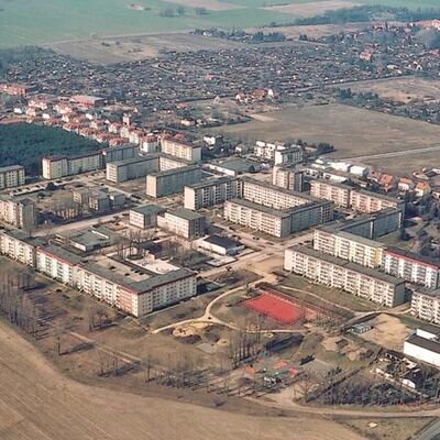 Luftbildaufnahme: Das Wohngebiet Velten Süd um 1990.