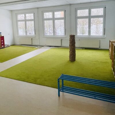 Der Raum für die Bauecke heller grüner Teppich und viel Platz zum Toben.