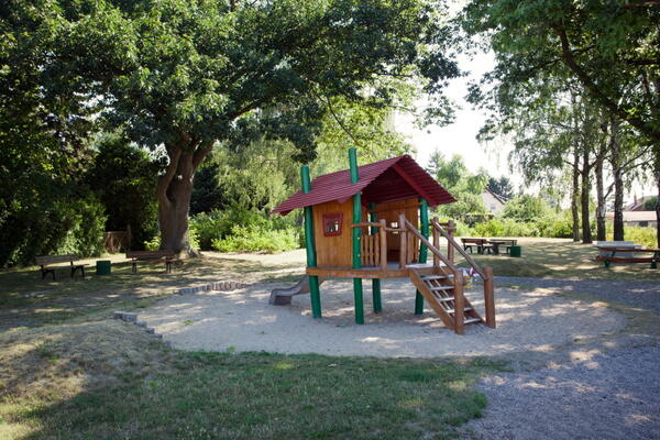 Bild vergrößern: Kleines Holzhaus Spielplatz Westrandsiedlung in Velten.