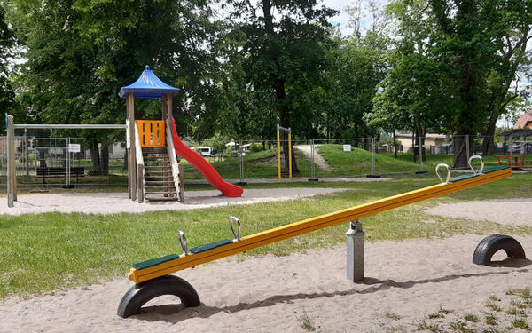Bild vergrößern: Der Spielplatz an der Bergstraße ist für jüngere und ältere Kinder geeignet.