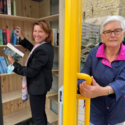 Eva Pawelski und Ines Hübner eröffnen die Bücherbox am Kommunikationszentrum.
