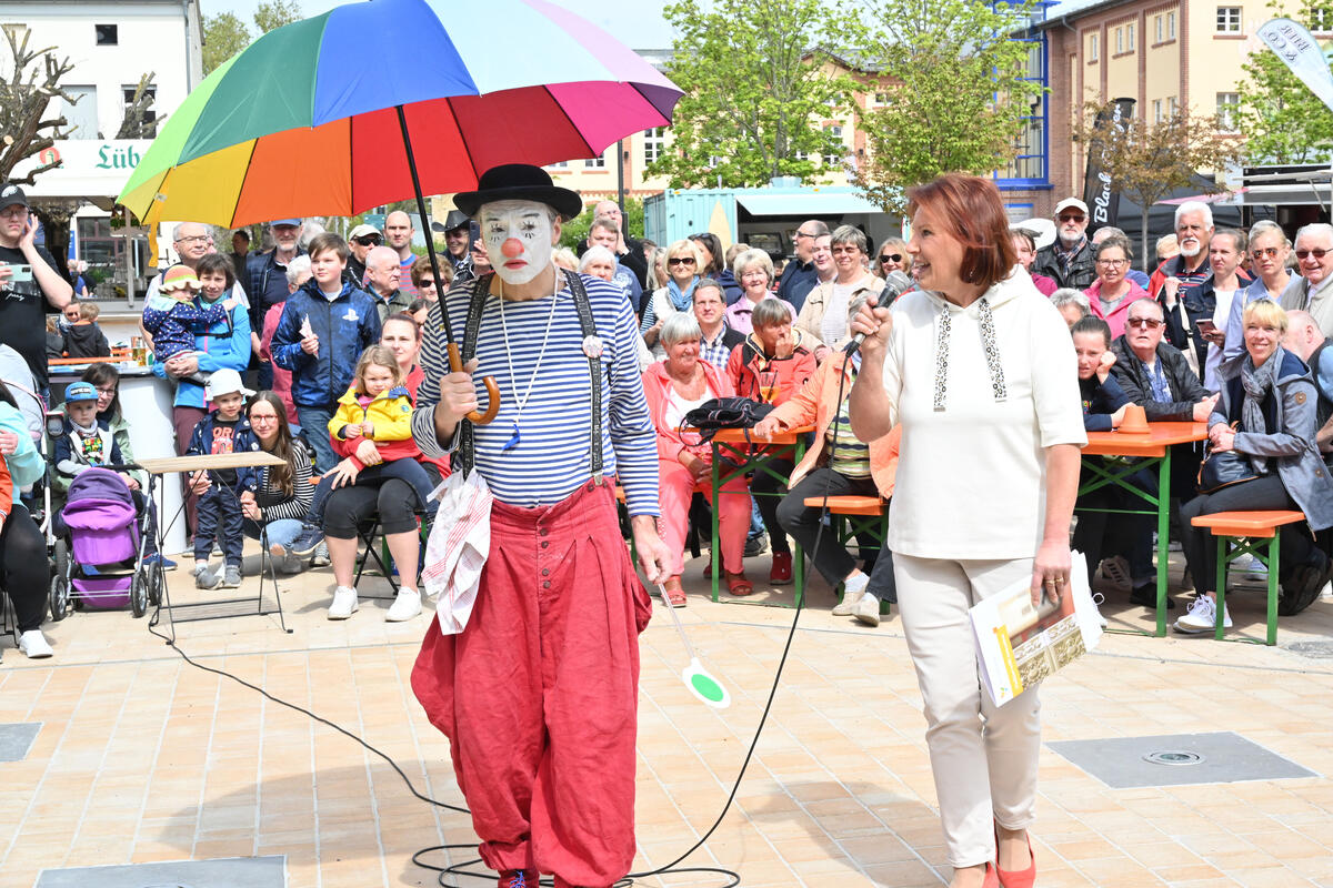 Bild vergrößern: Bürgermeisterin Ines Hübner und ein Clown eröffnen den Marktplatz.