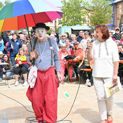 Bürgermeisterin Ines Hübner und ein Clown eröffnen den Marktplatz.