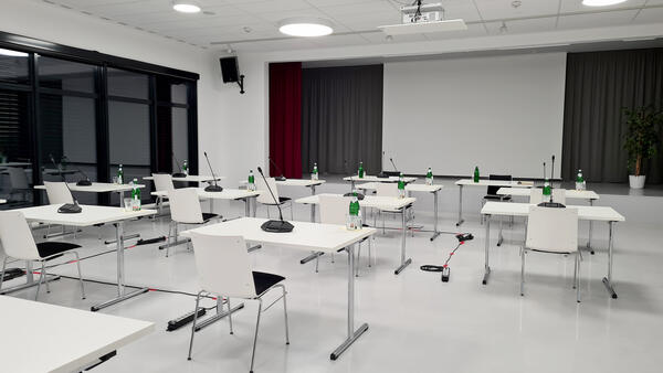 Bild vergrößern: Vorbereitung der Ausschusssitzung im Kommunikationszentrum.