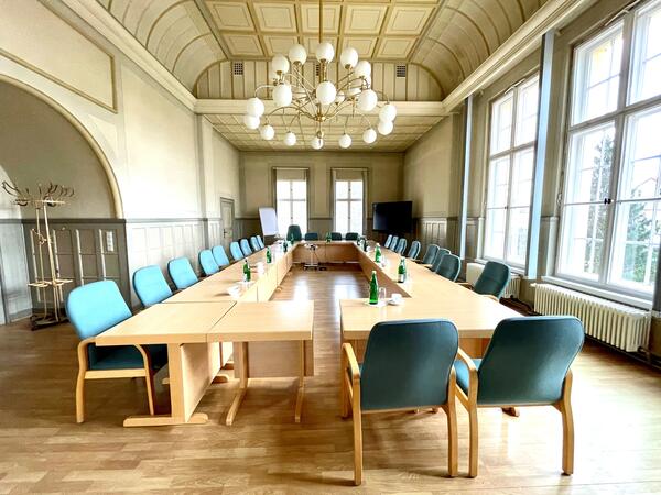 Bild vergr&ouml;&szlig;ern: Der Sitzungssaal des Rathauses.
