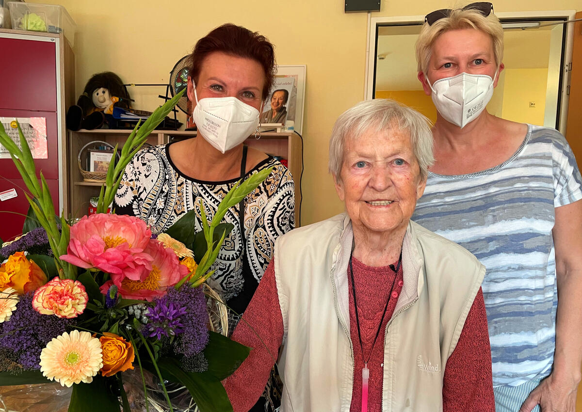 Bild vergrößern: Veltens Bürgermeisterin Ines Hübner gratulierte Erna Kleinert zum 100. Geburtstag genauso wie ihre Tochter Andrea Waschnewski (von links).