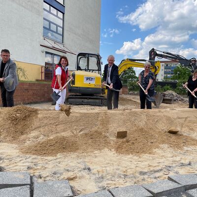 Bild vergrößern: Minister Guido Berrmann, Bürgermeisterin Ines Hübner und Schulleiterin Astrid Beck machen den Spatenstich für den Erweiterungsbau.
