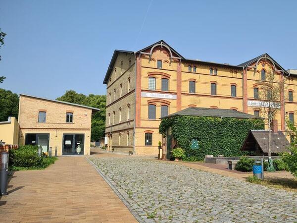 Bild vergr&ouml;&szlig;ern: Der Eingang Ofen- und Keramikmuseum Museum Hedwig Bollhagen in Velten.