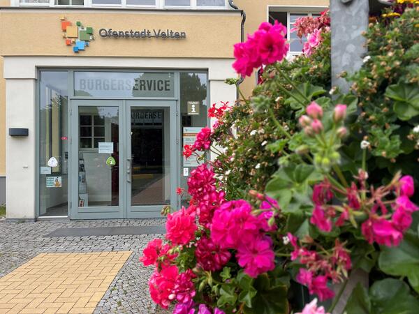 Bild vergrößern: Blühende Blumen vor dem Bürgerservice der Stadt Velten.